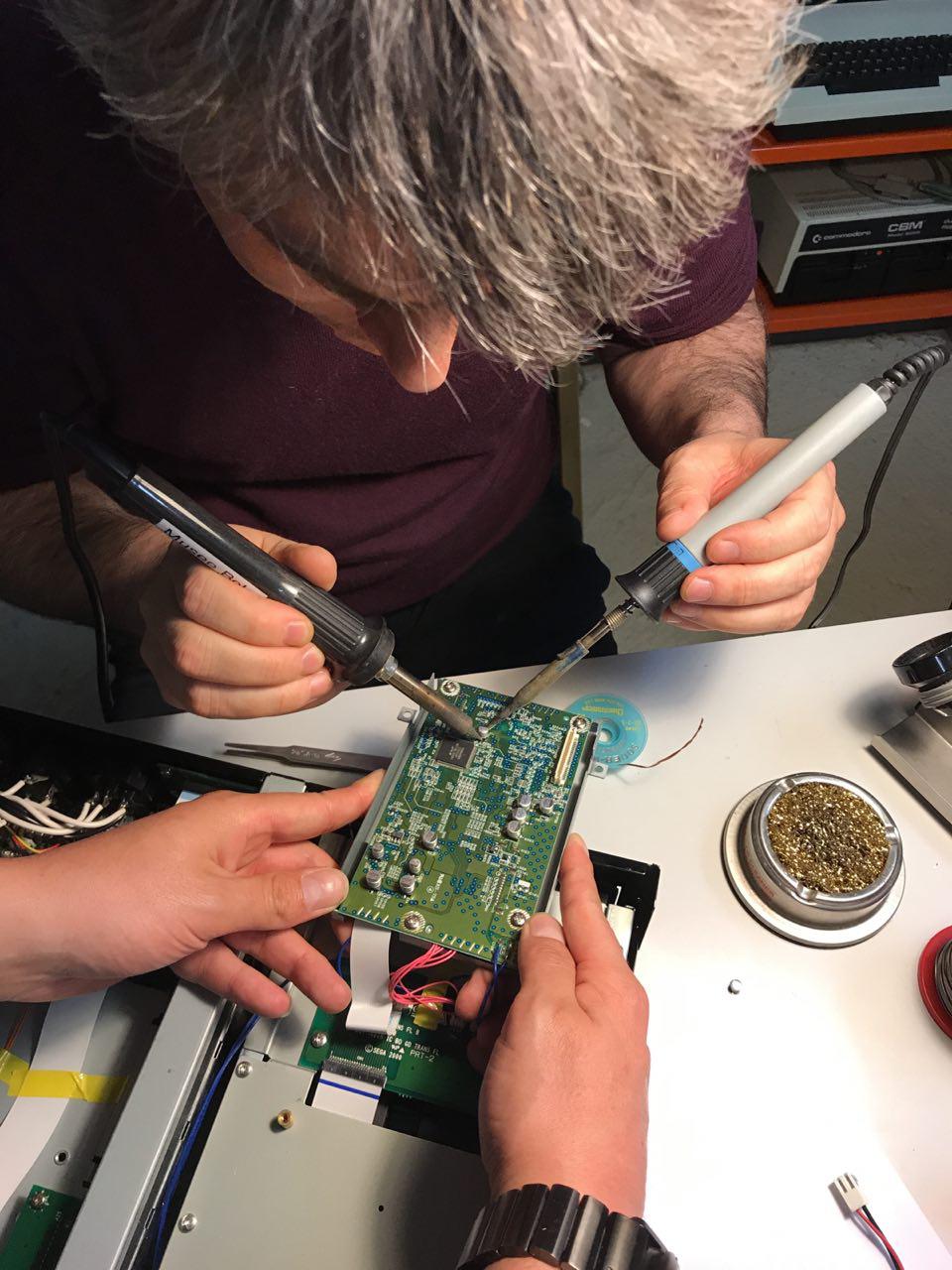 Musée Bolo’s volunteers replacing the faulty capacitor